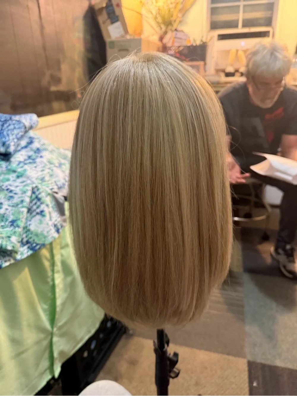 Short Layered Women’s Wig in Light Blonde - Versatile Everyday Style